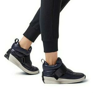 Sorel Out N About Sneak Puffy Strap Boots in Navy Blue Size 7